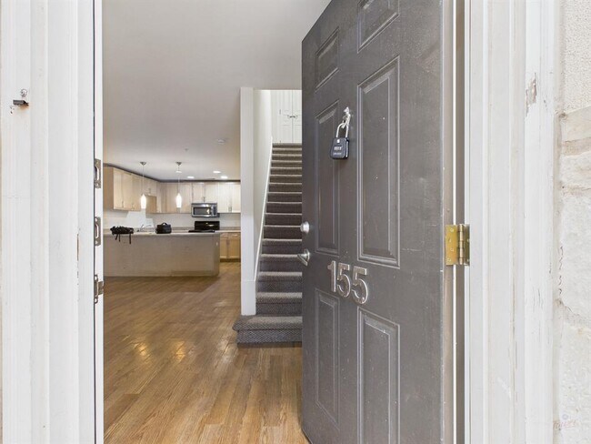 Building Photo - 711 W 32nd St