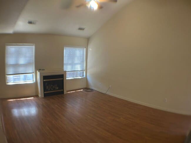 Building Photo - Nice 3 bedroom  with 2 car garage