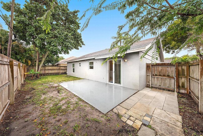 Building Photo - 14576 Sunset Pine Dr