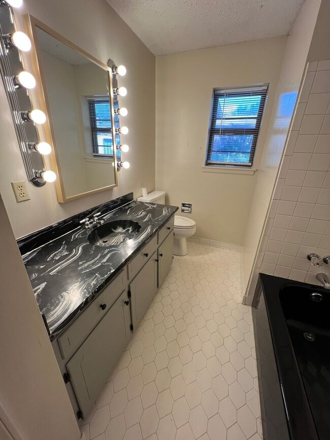 Building Photo - 3 bed 2 bath on culdesac