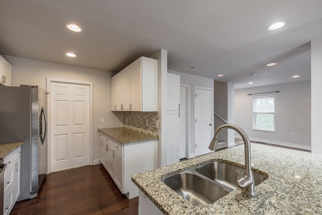 Building Photo - 324 Stratford Ln