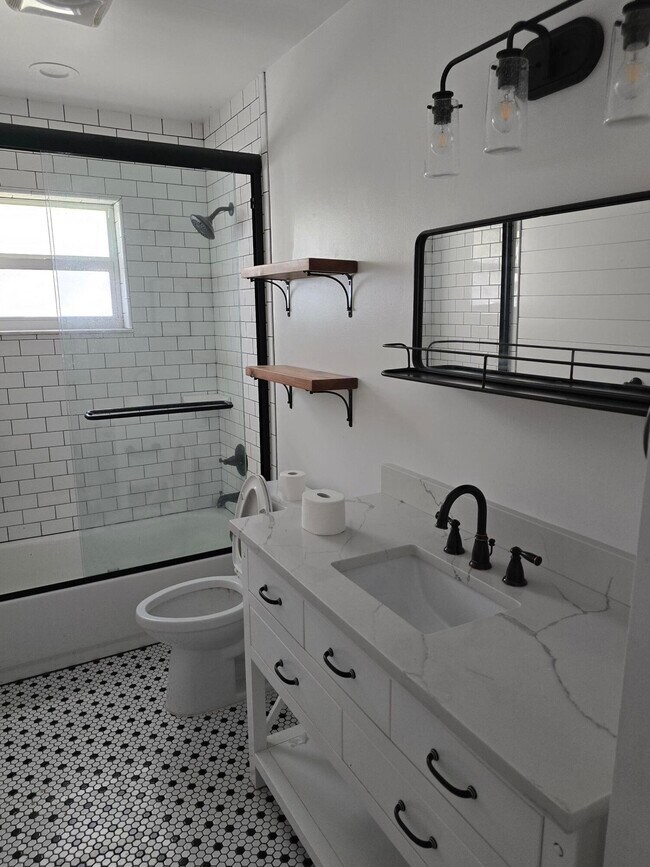 Building Photo - 18942 SE Hillcrest Dr