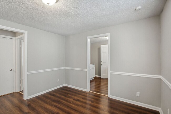 Building Photo - Large Near Downtown 3BR/1BA House For Rent