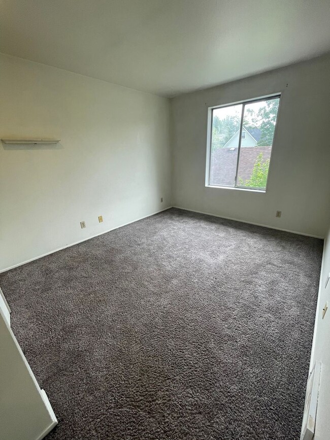 Building Photo - 3 Bedroom 2 Bathroom Duplex Walking Distan...