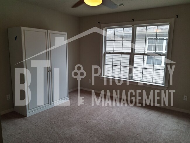 Building Photo - *MOVE IN SPECIAL* Beautiful 3 Bedroom Condo with a Lake View!