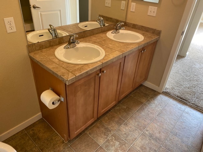 Building Photo - Beautiful 2BD/2BA Condo with Garage in Parkhill