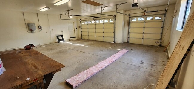 Building Photo - Modern Home with Huge Yard