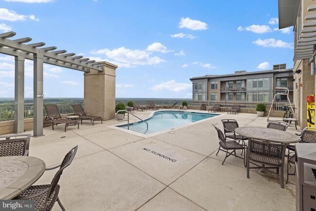 Building Photo - 8220 Crestwood Heights Dr