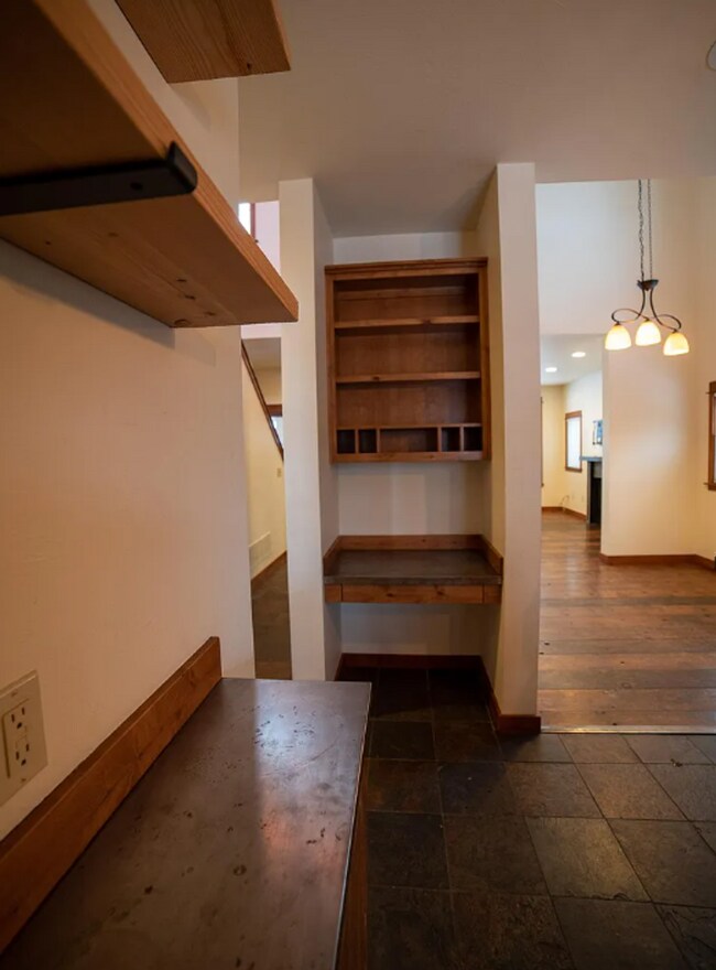 Building Photo - Gorgeous Single Family Home for Rent in Valley West Neighborhood! Near parks and ponds!