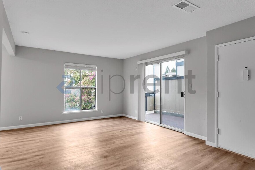 Building Photo - Unit 5