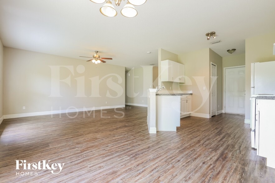 Building Photo - 2728 Parrot St