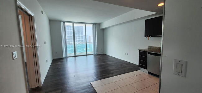 Building Photo - 950 Brickell Bay Dr