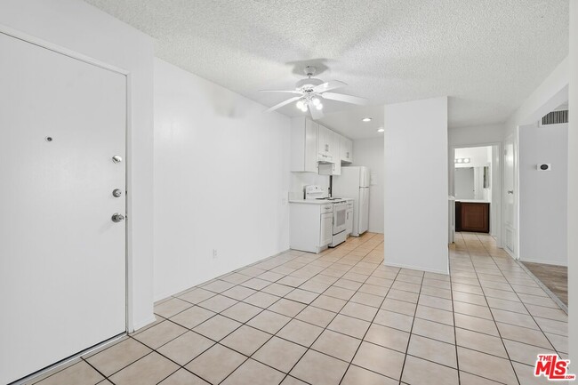 Building Photo - 5460 White Oak Ave