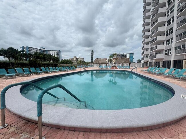 Building Photo - 405 N Ocean Blvd