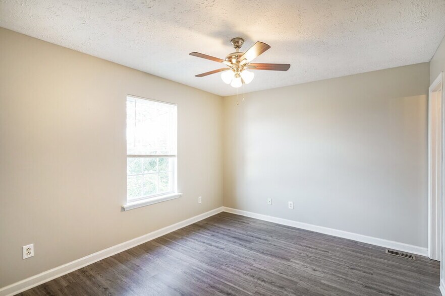 Building Photo - 1204 Smalls Ct