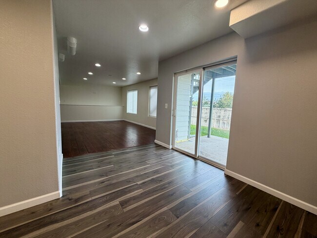 Building Photo - 653 Millet Cir