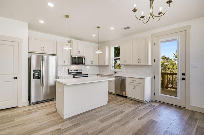 Building Photo - 424 Shady Bluff Dr