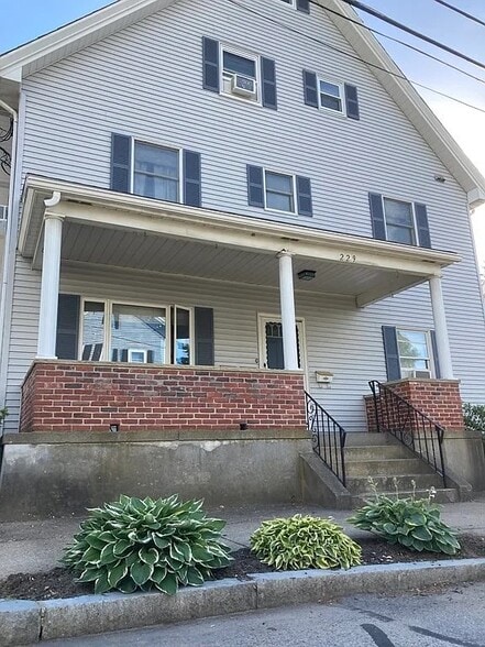 Building Photo - 229 Chapel St