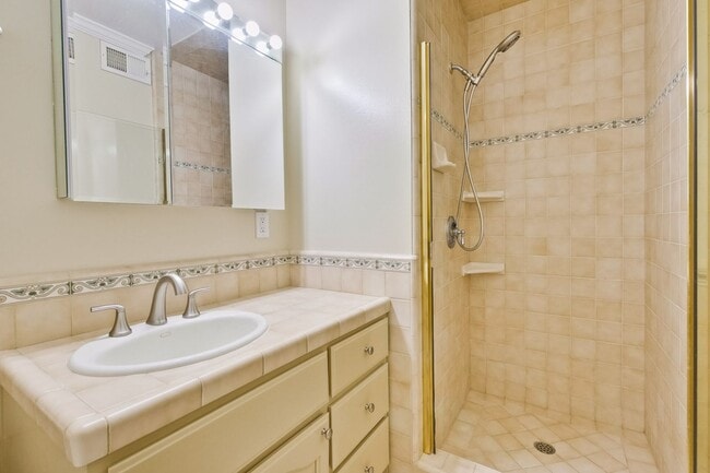 Building Photo - Stylish San Jose Home and Private Yard