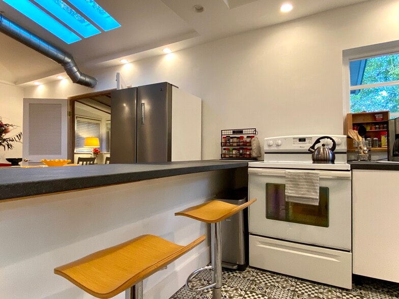 Building Photo - 500 NE 62nd St