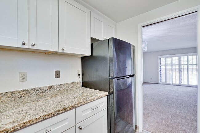 Building Photo - 1st floor corner unit - In Door Laundry- Easy Access to 880 and 237