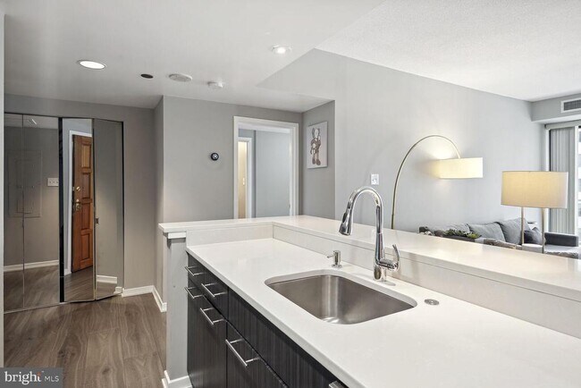 Building Photo - 1530 Key Blvd