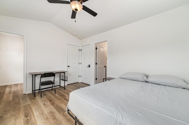 Building Photo - Comfortable & cozy Charlotte Townhouse 10 min from uptown