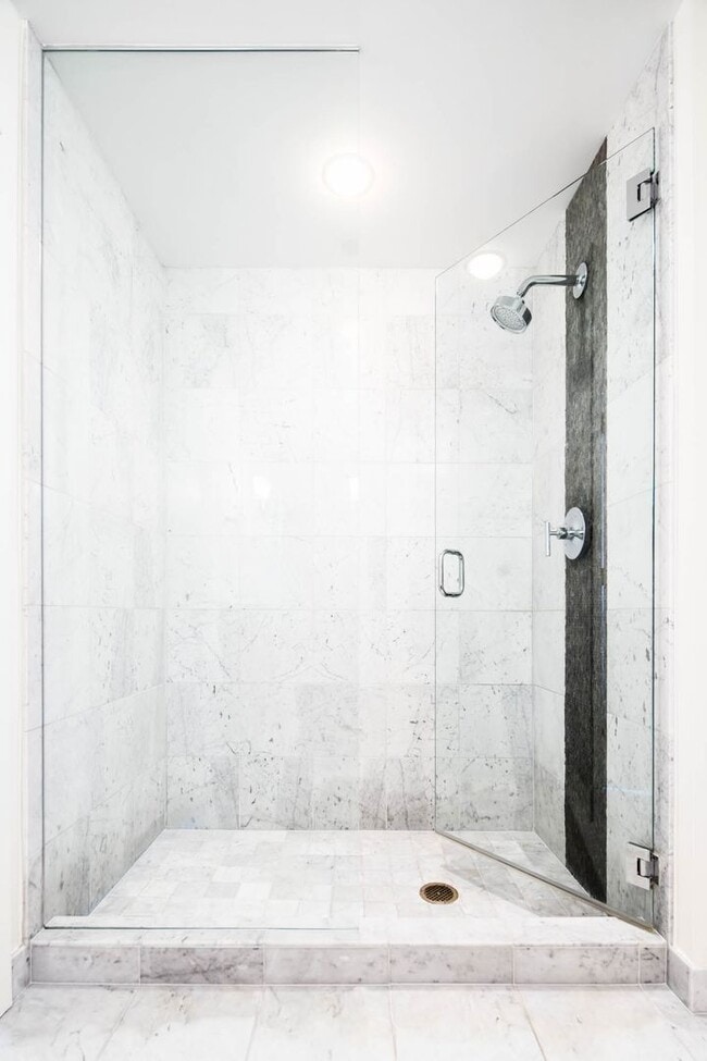 Building Photo - Gorgeous 2 bed, 3 bath Condo w/ 2 Car Gara...