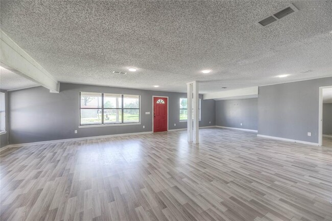 Building Photo - 20 W Oak Rdg Dr