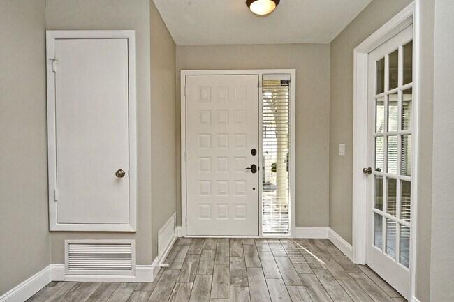 Building Photo - 621 Landings Pl