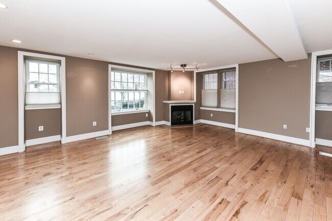 Building Photo - Luxury Two Bedroom near DuPont + Parking