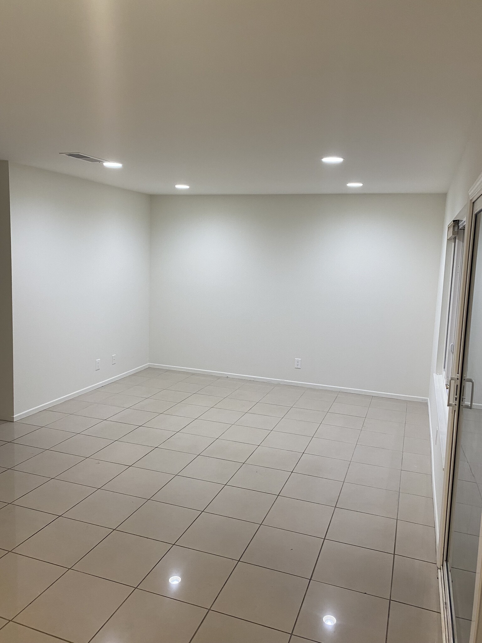 Building Photo - 851 Hartford Ln