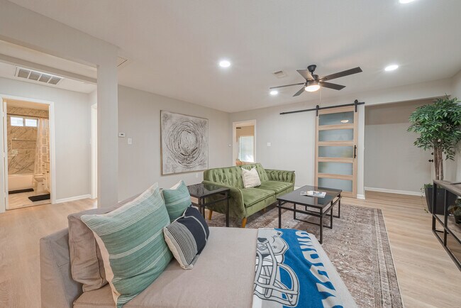 Living Room - 2908 Baer St