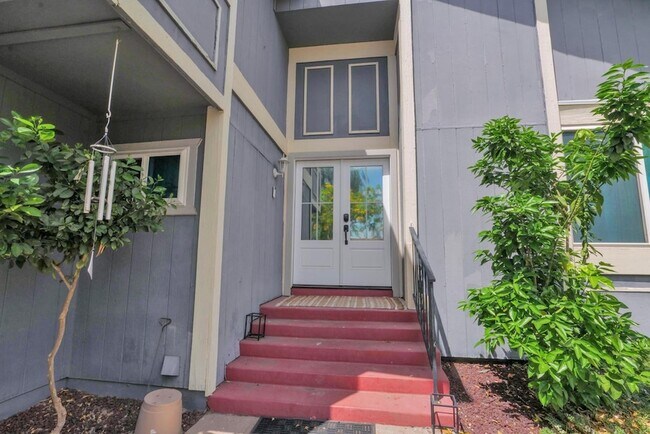 Building Photo - 2420 W Mandalay Ln