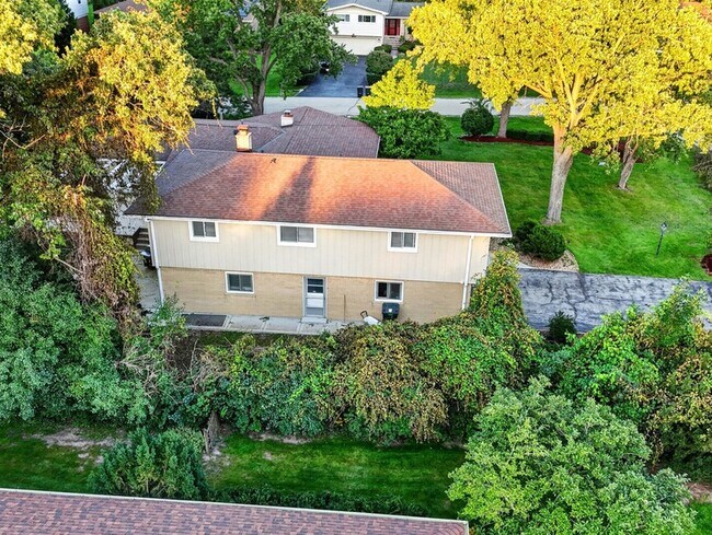Building Photo - 800 Ridgemoor Dr