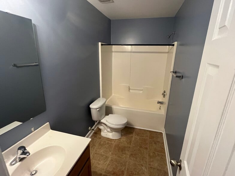 Building Photo - 913 Redford Ln