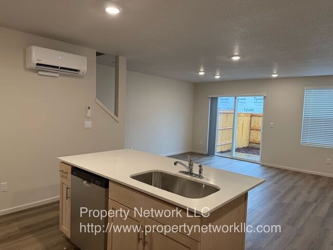 Building Photo - New 3 Bedroom Gresham Townhouse