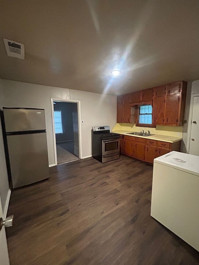 Building Photo - Perfect home for family