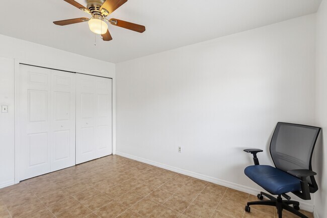 Building Photo - 2569 N Alafaya Trail