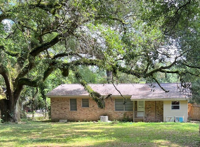 Building Photo - Brick Home 3 bed 2 bath