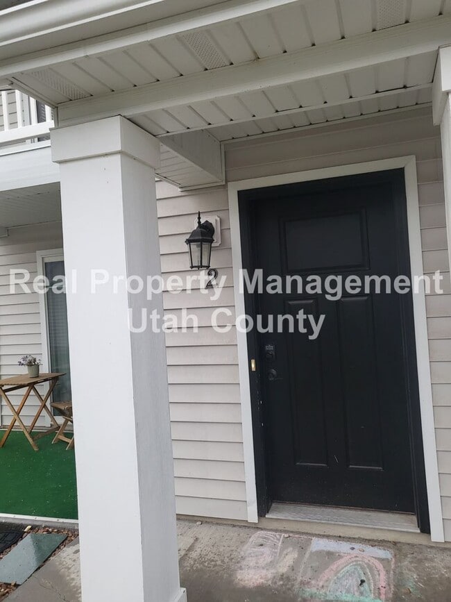 Building Photo - Pet Friendly Springville Condo