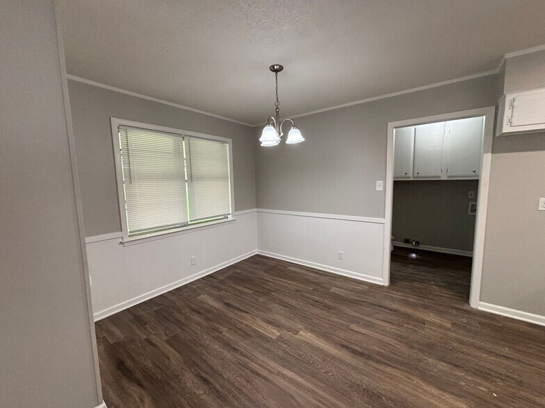 Building Photo - Welcome to this charming 3-bedroom, 1.5-ba...