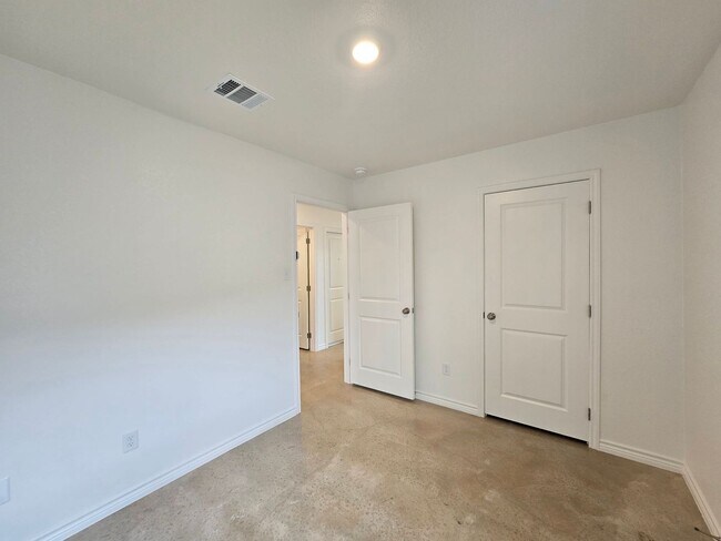 Building Photo - HUGE RENT REDUCTION & AMAZING MOVE IN SPECIAL!