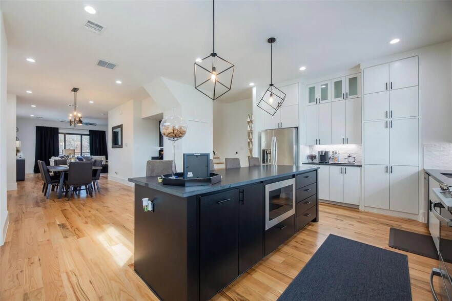 Building Photo - Room in Duplex on Avenue L
