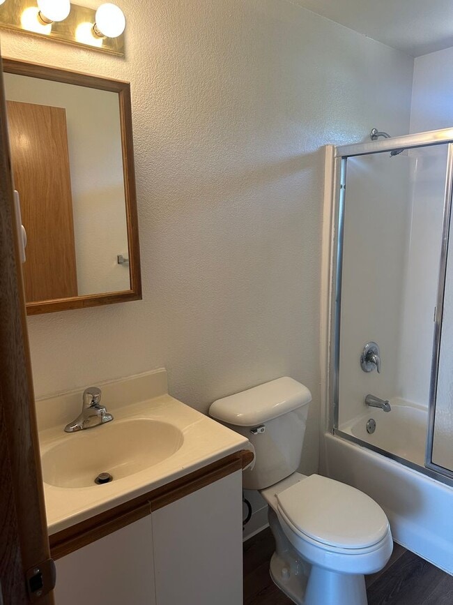 Building Photo - Freshly updated 3 bedroom 2 bathroom duple...