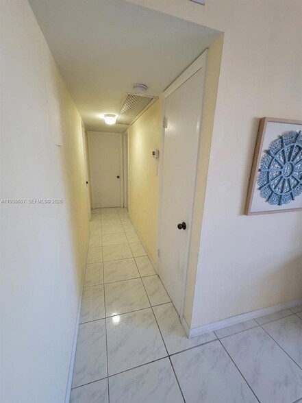 Building Photo - 401 Golden Isles Dr