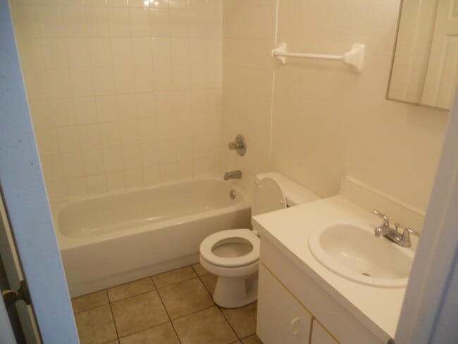 Building Photo - 1262 Essex Rd