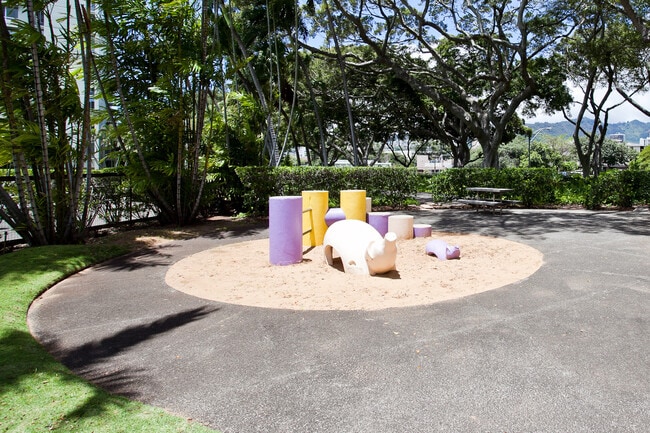 Building Photo - 1511 Nuuanu Ave