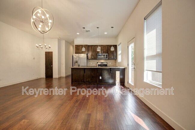 Building Photo - 727 NE 5th St