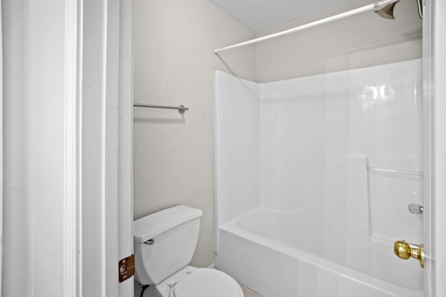 Building Photo - 4 Bedroom 2 Bath Townhouse in Pelham